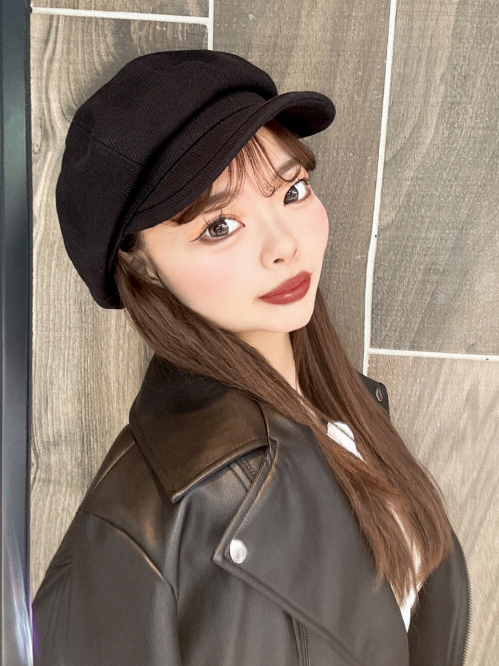 ブラック系のブーツ、ホワイト系のシャツ/ブラウス、ブラック系のスカートを着用したレディースの冬コーディネートの5枚目の写真