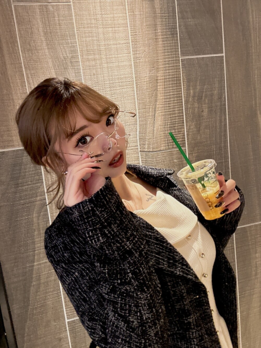 ホワイト系のニット/セーター、ブルー系のデニムパンツ、ブラック系のトレンチコートを着用したレディースの冬コーディネートの6枚目の写真