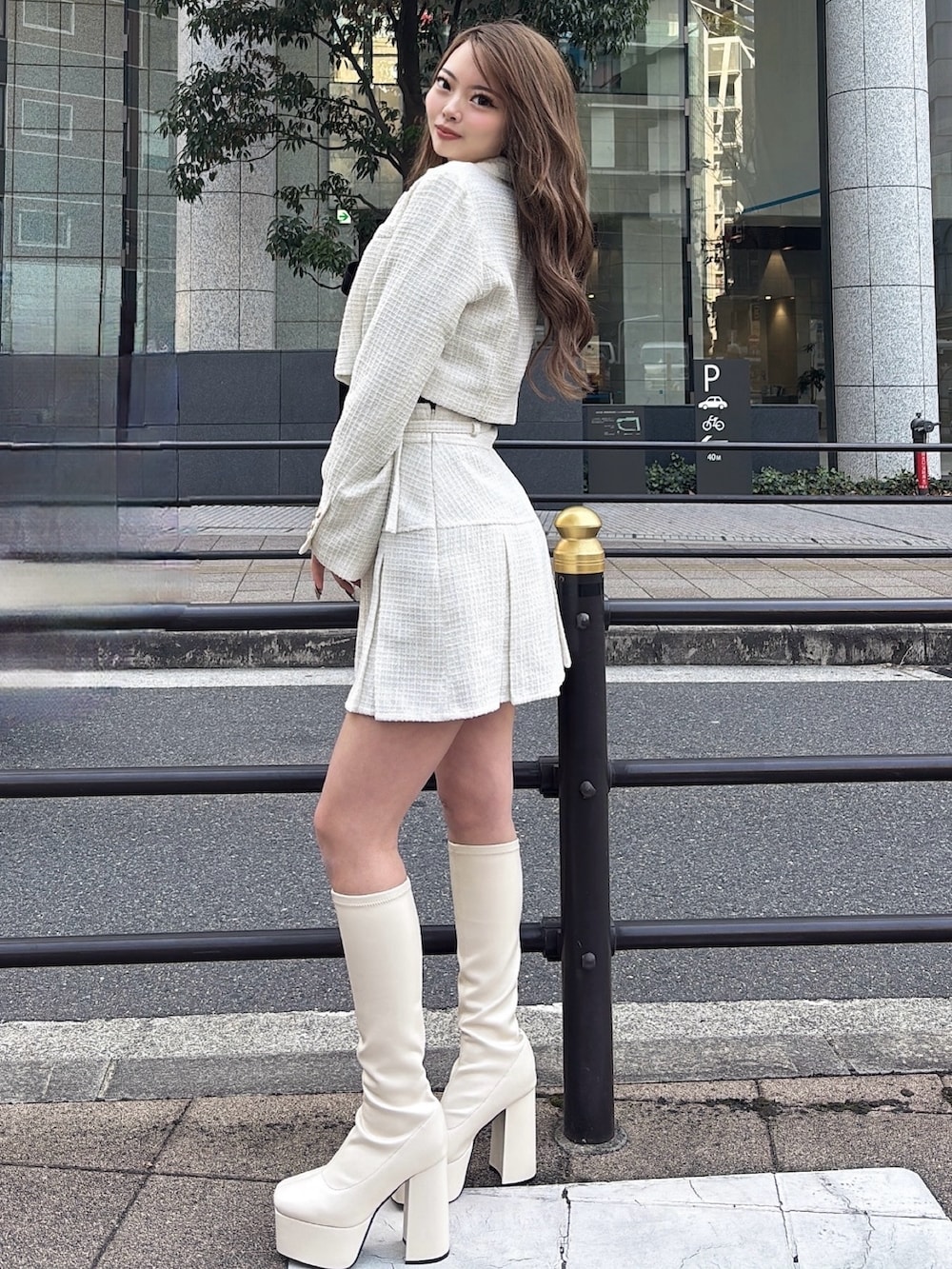 ホワイト系のその他アウター、ホワイト系のスカート、ブラック系のニット/セーターを着用したレディースの冬コーディネートの2枚目の写真