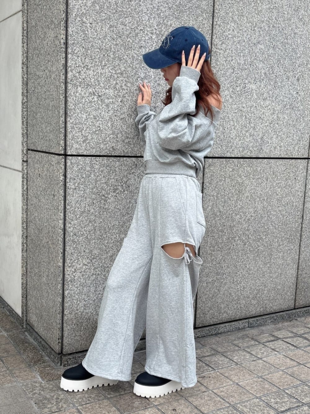 グレー系のスウェット、グレー系のスウェットパンツ、ブラック系のスニーカーを着用したレディースの秋コーディネートの3枚目の写真