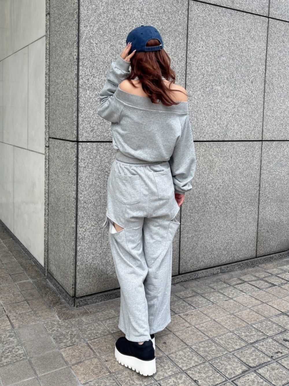 グレー系のスウェット、グレー系のスウェットパンツ、ブラック系のスニーカーを着用したレディースの秋コーディネートの4枚目の写真
