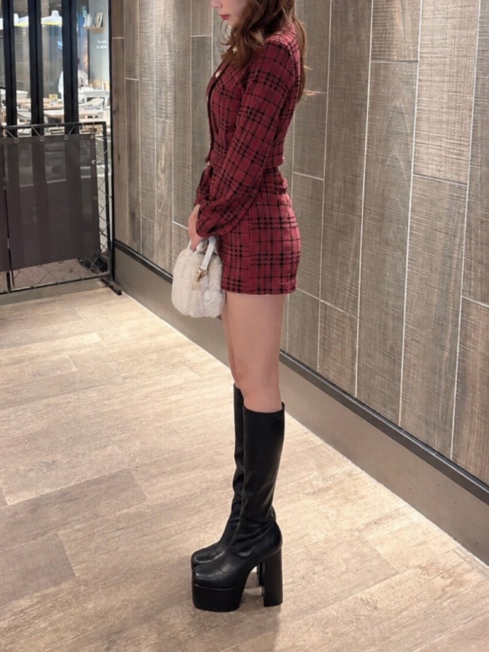 その他のブーツ、レッド系のその他トップス、レッド系のその他パンツを着用したレディースの秋コーディネートの2枚目の写真