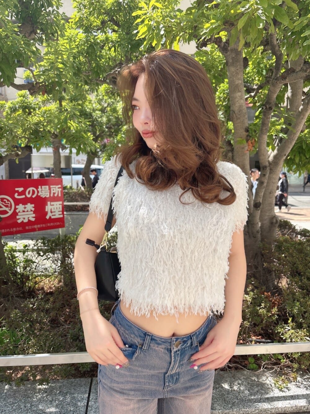 ホワイト系のTシャツ/カットソー、ピンク系のデニムパンツ、ホワイト系のサンダルを着用したレディースの春コーディネートの4枚目の写真