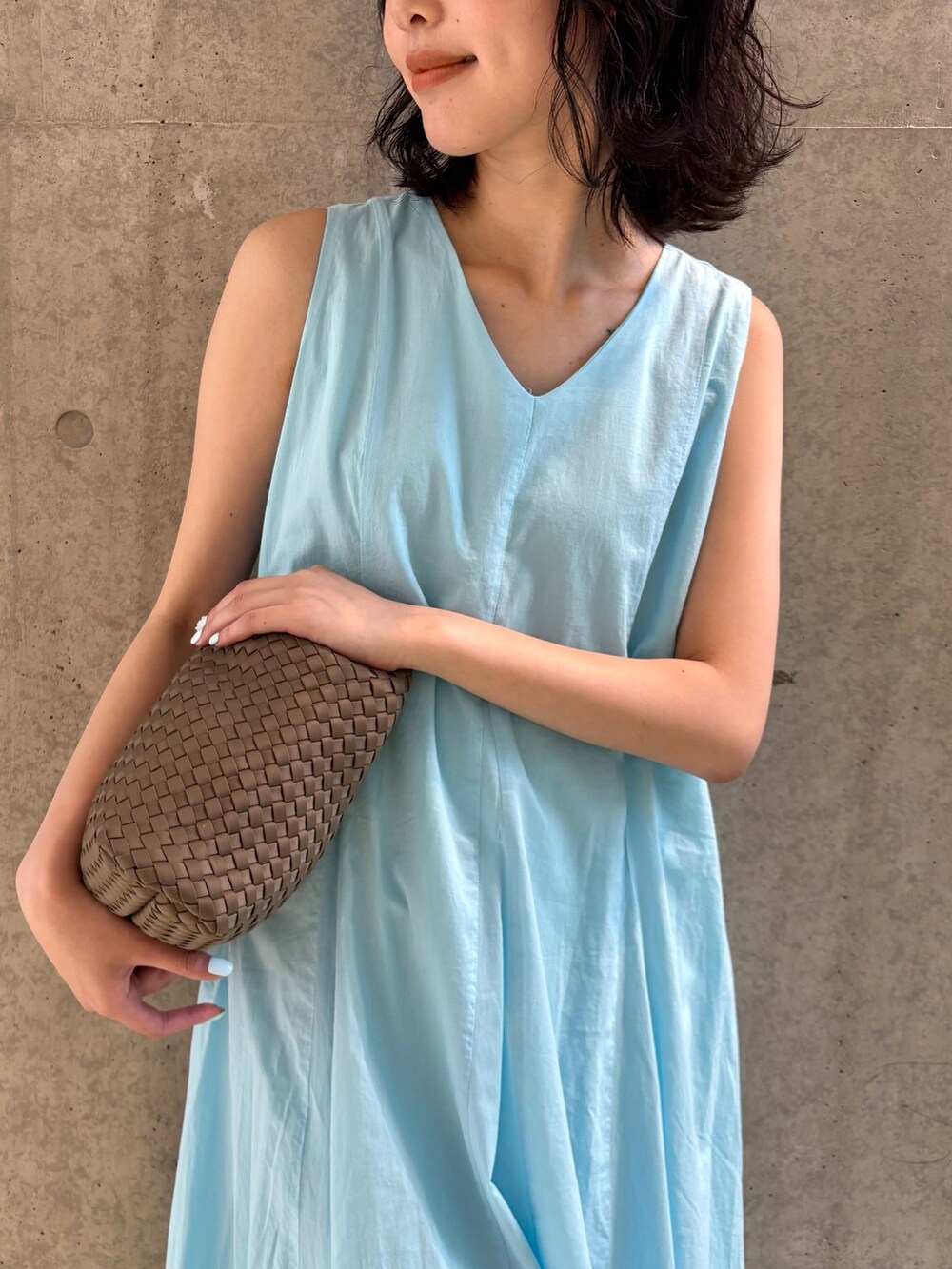 ブルー系のワンピース、ブラウン系のトートバッグ、ブラウン系のサンダルを着用したレディースの夏コーディネートの4枚目の写真