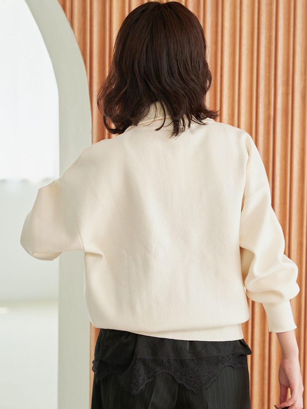ブラック系のその他パンツ、ブラック系のシャツ/ブラウス、ホワイト系のニット/セーターを着用したレディースの夏コーディネートの6枚目の写真
