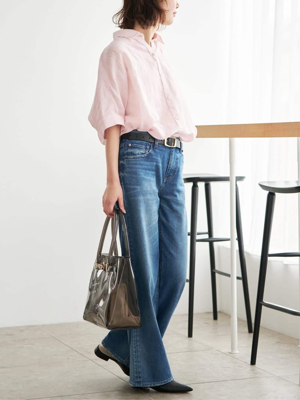 ブルー系のデニムパンツ、ピンク系のシャツ/ブラウス、ブラック系のトートバッグを着用したレディースの夏コーディネートの3枚目の写真