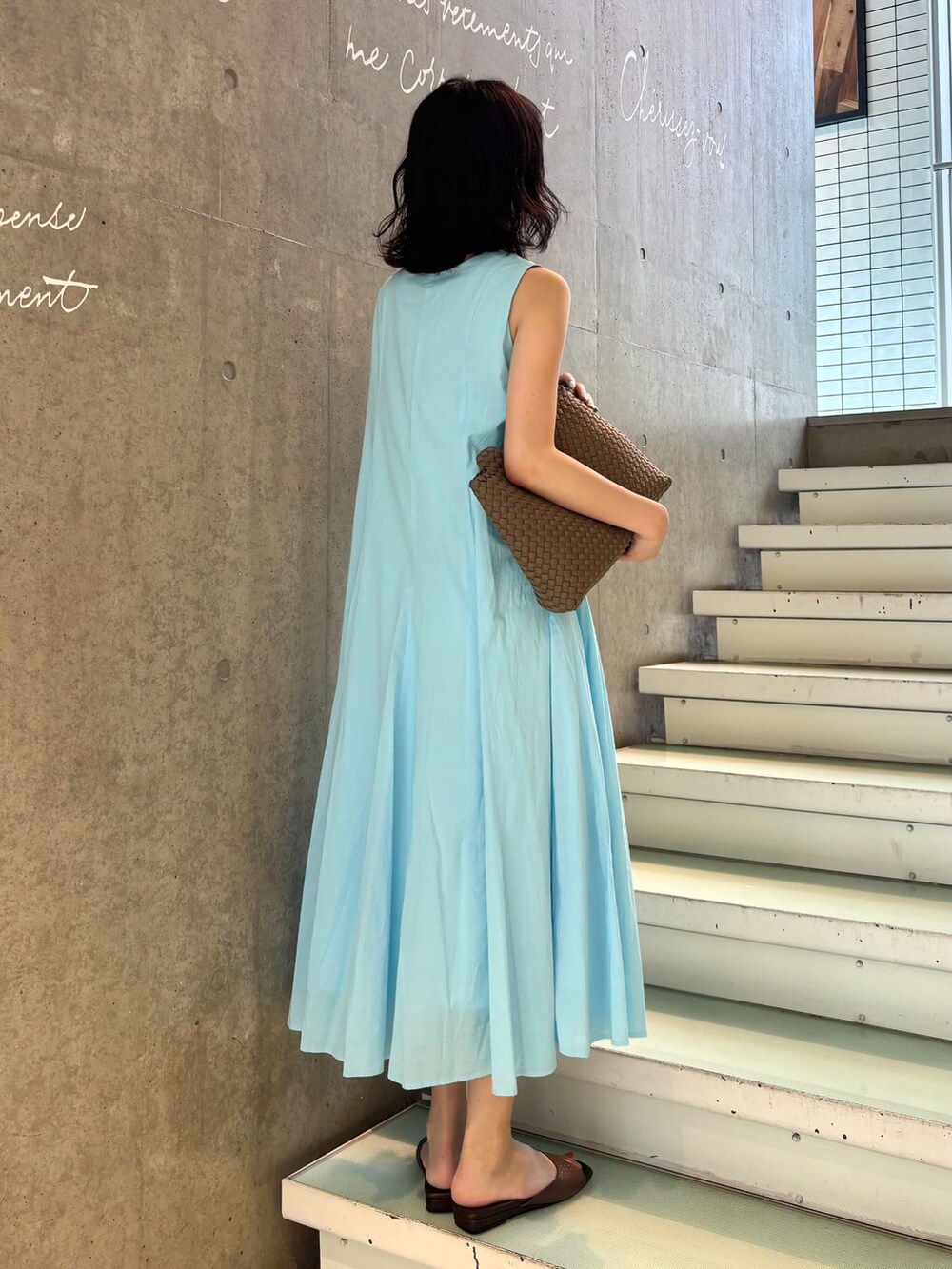 ブルー系のワンピース、ブラウン系のトートバッグ、ブラウン系のサンダルを着用したレディースの夏コーディネートの3枚目の写真
