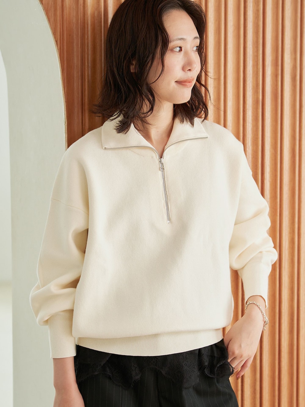 ブラック系のその他パンツ、ブラック系のシャツ/ブラウス、ホワイト系のニット/セーターを着用したレディースの夏コーディネートの4枚目の写真