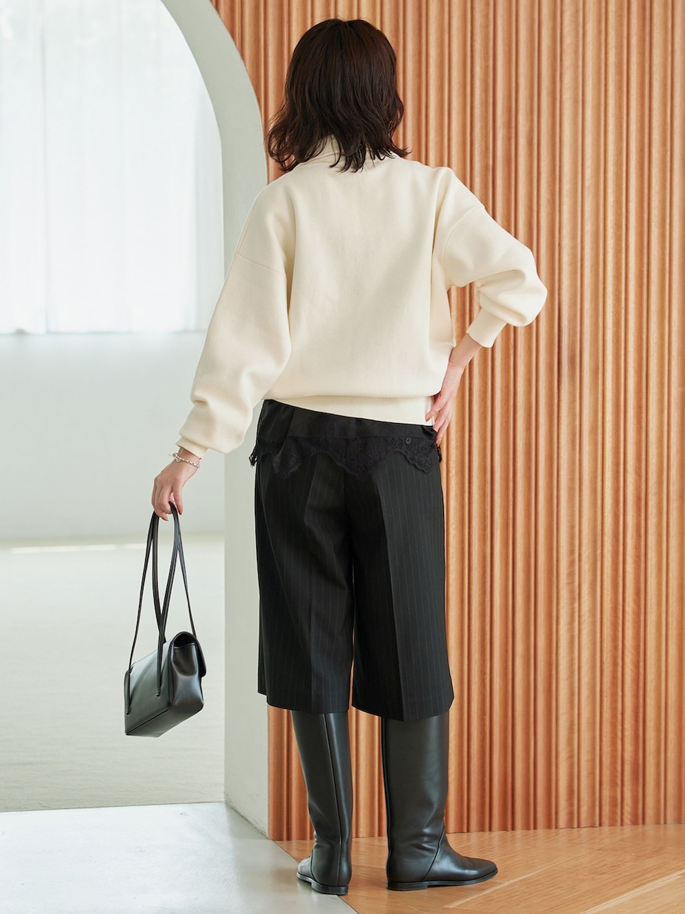 ブラック系のその他パンツ、ブラック系のシャツ/ブラウス、ホワイト系のニット/セーターを着用したレディースの夏コーディネートの3枚目の写真