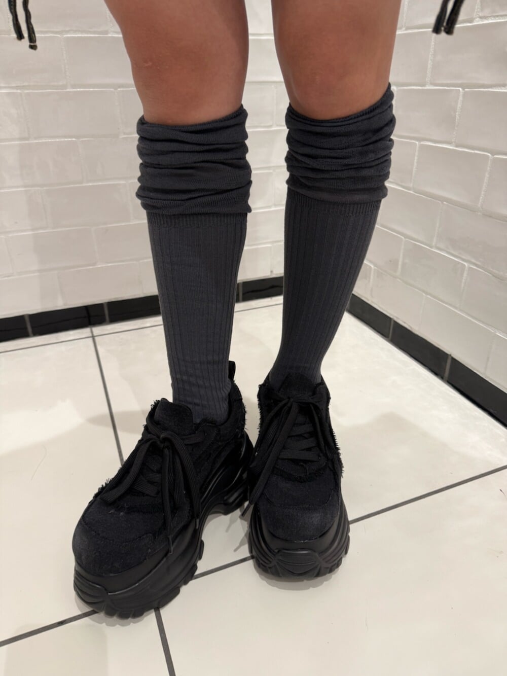 ブラック系のスニーカー、ブルー系のデニムジャケット、ブルー系のその他パンツを着用したレディースの冬コーディネートの6枚目の写真