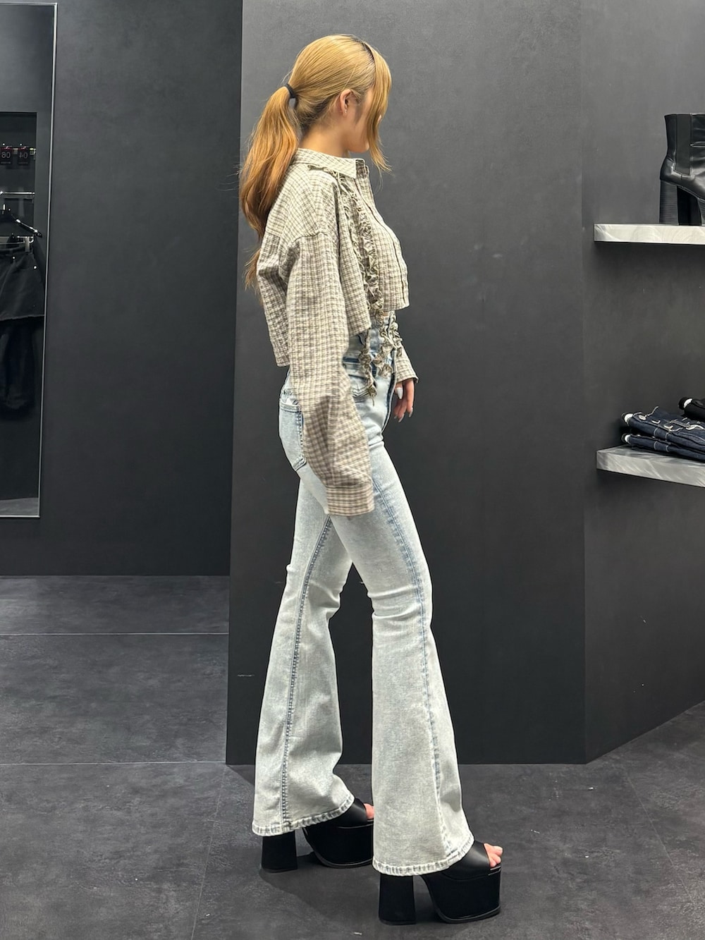 ベージュ系のシャツ/ブラウス、ホワイト系のキャミソール、ブルー系のデニムパンツを着用したレディースの春コーディネートの2枚目の写真