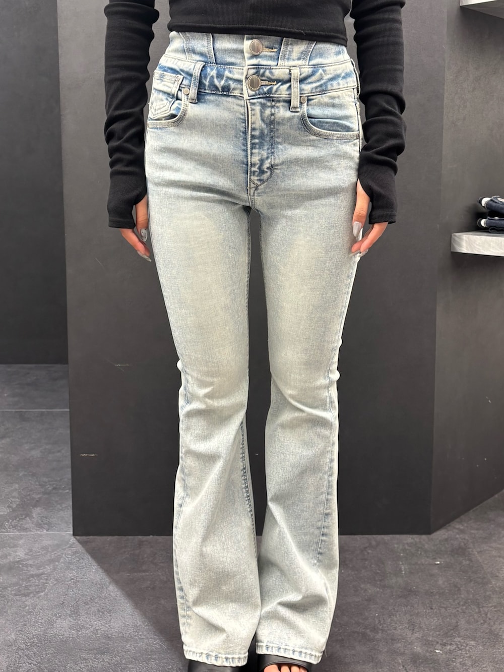 ベージュ系のシャツ/ブラウス、ホワイト系のキャミソール、ブルー系のデニムパンツを着用したレディースの春コーディネートの5枚目の写真