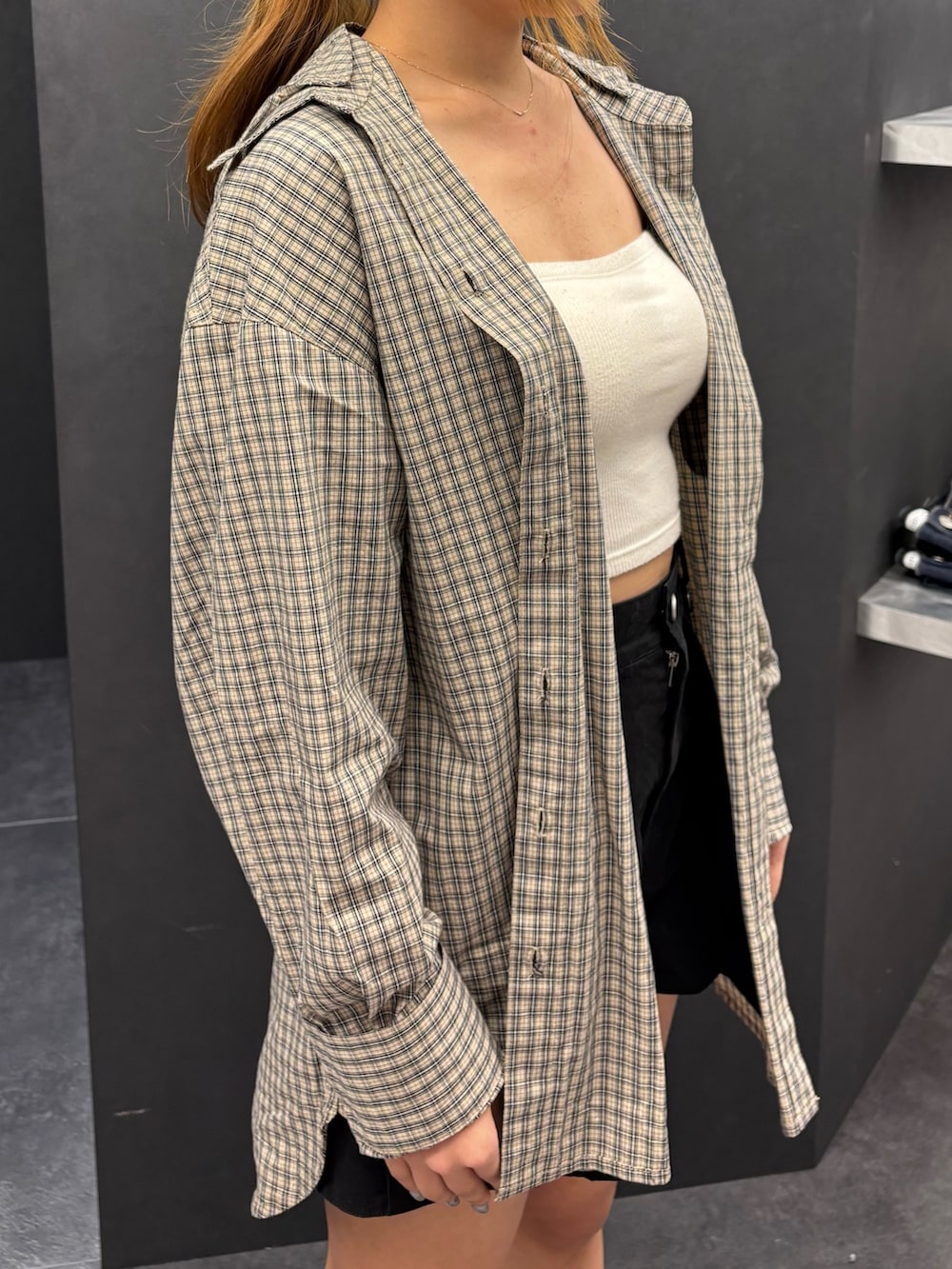 ベージュ系のシャツ/ブラウス、ホワイト系のキャミソール、ブラック系のスカートを着用したレディースの春コーディネートの4枚目の写真