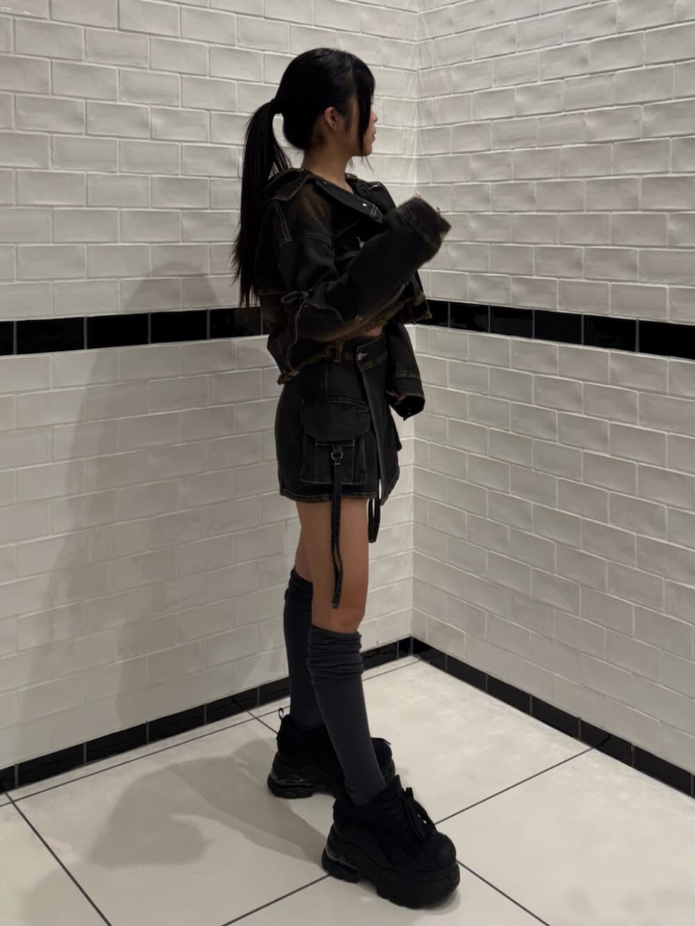 ブラック系のスニーカー、ブルー系のデニムジャケット、ブルー系のその他パンツを着用したレディースの冬コーディネートの2枚目の写真