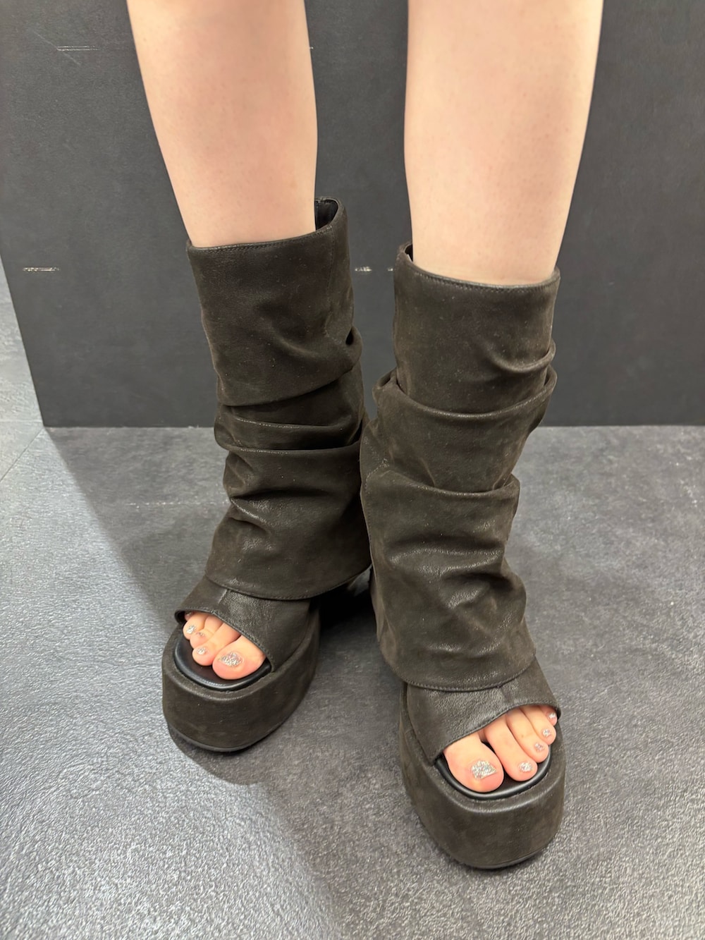 ベージュ系のシャツ/ブラウス、ホワイト系のキャミソール、ブラック系のスカートを着用したレディースの春コーディネートの7枚目の写真