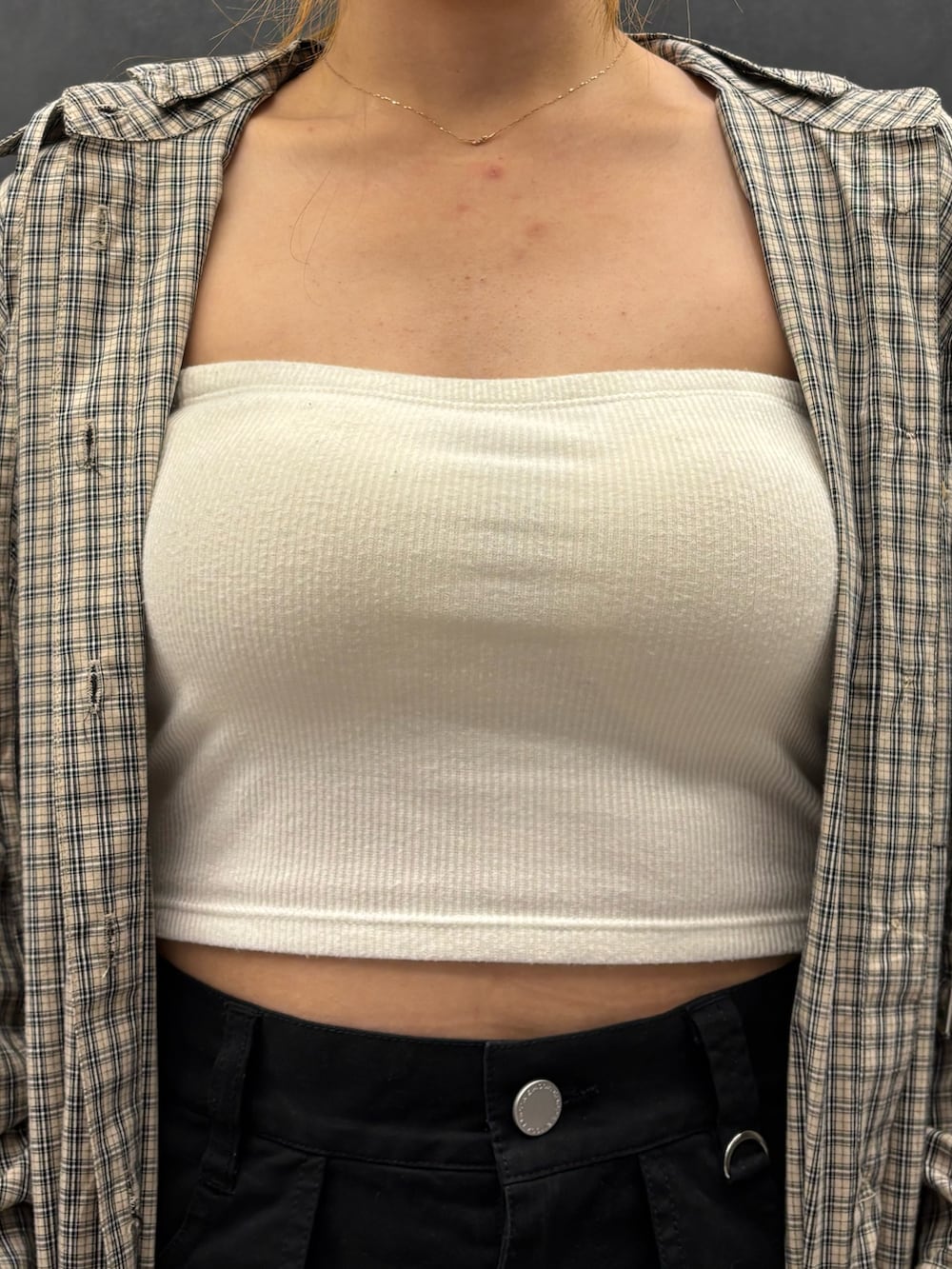 ベージュ系のシャツ/ブラウス、ホワイト系のキャミソール、ブラック系のスカートを着用したレディースの春コーディネートの5枚目の写真