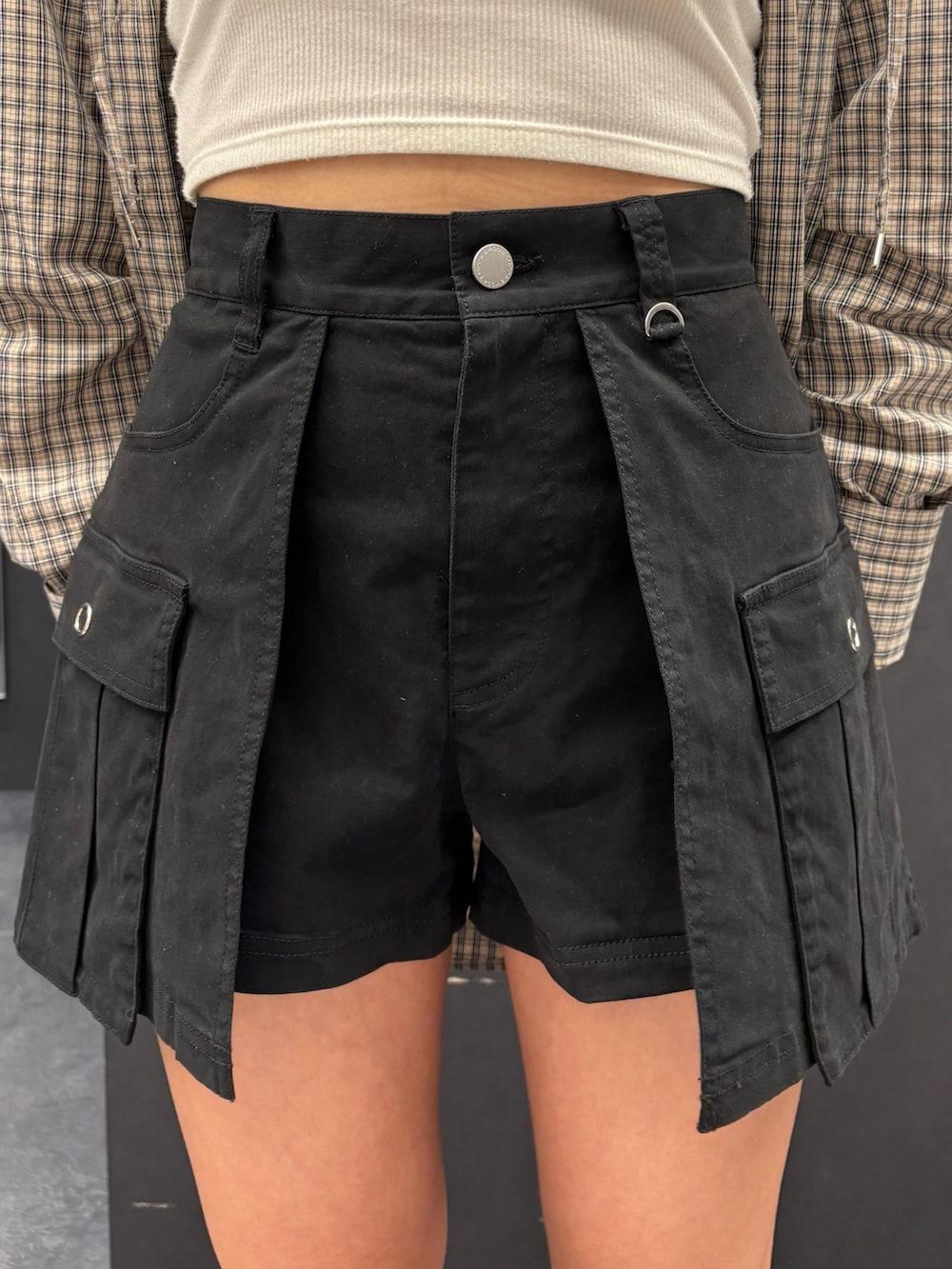 ベージュ系のシャツ/ブラウス、ホワイト系のキャミソール、ブラック系のスカートを着用したレディースの春コーディネートの6枚目の写真