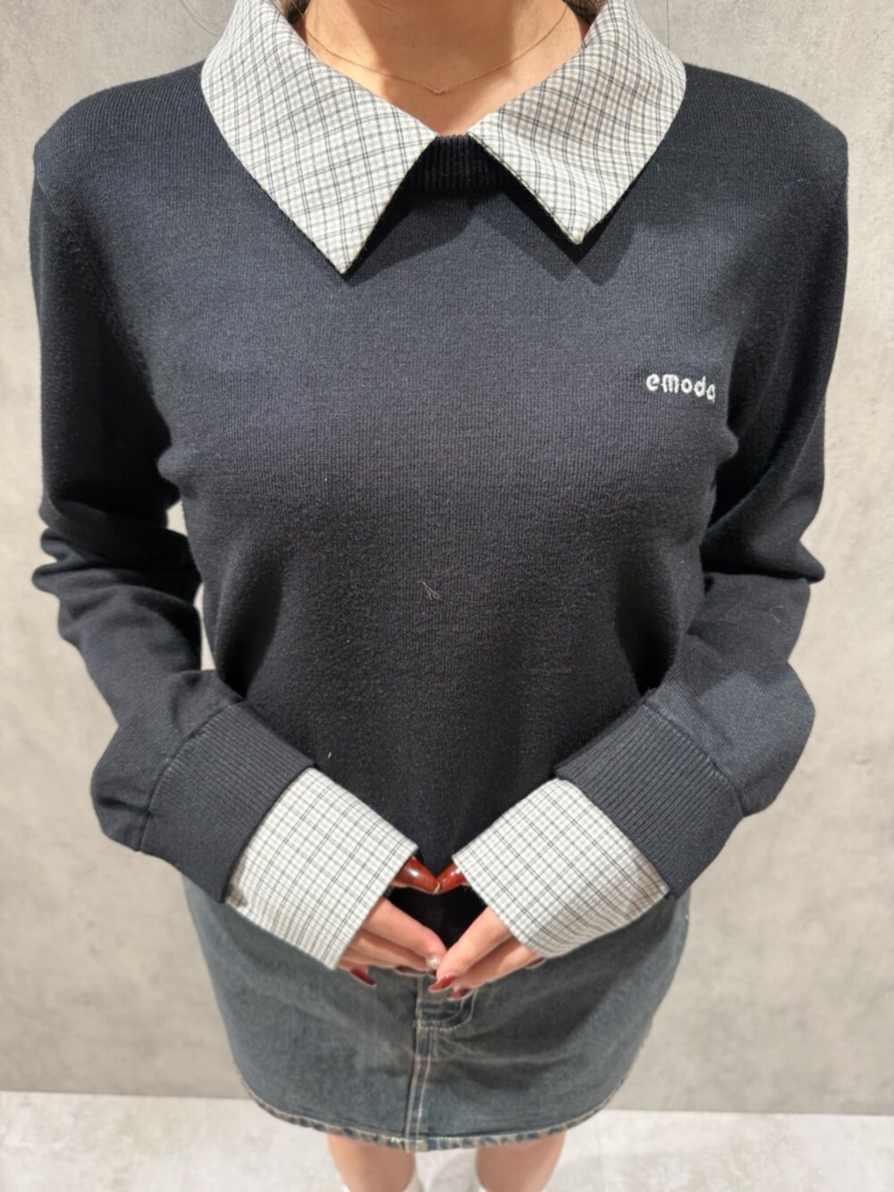 ブラック系のスニーカー、ブラック系のシャツ/ブラウス、ブルー系のスカートを着用したレディースの冬コーディネートの4枚目の写真