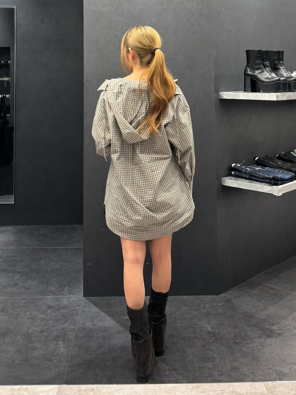 ベージュ系のシャツ/ブラウス、ホワイト系のキャミソール、ブラック系のスカートを着用したレディースの春コーディネートの3枚目の写真