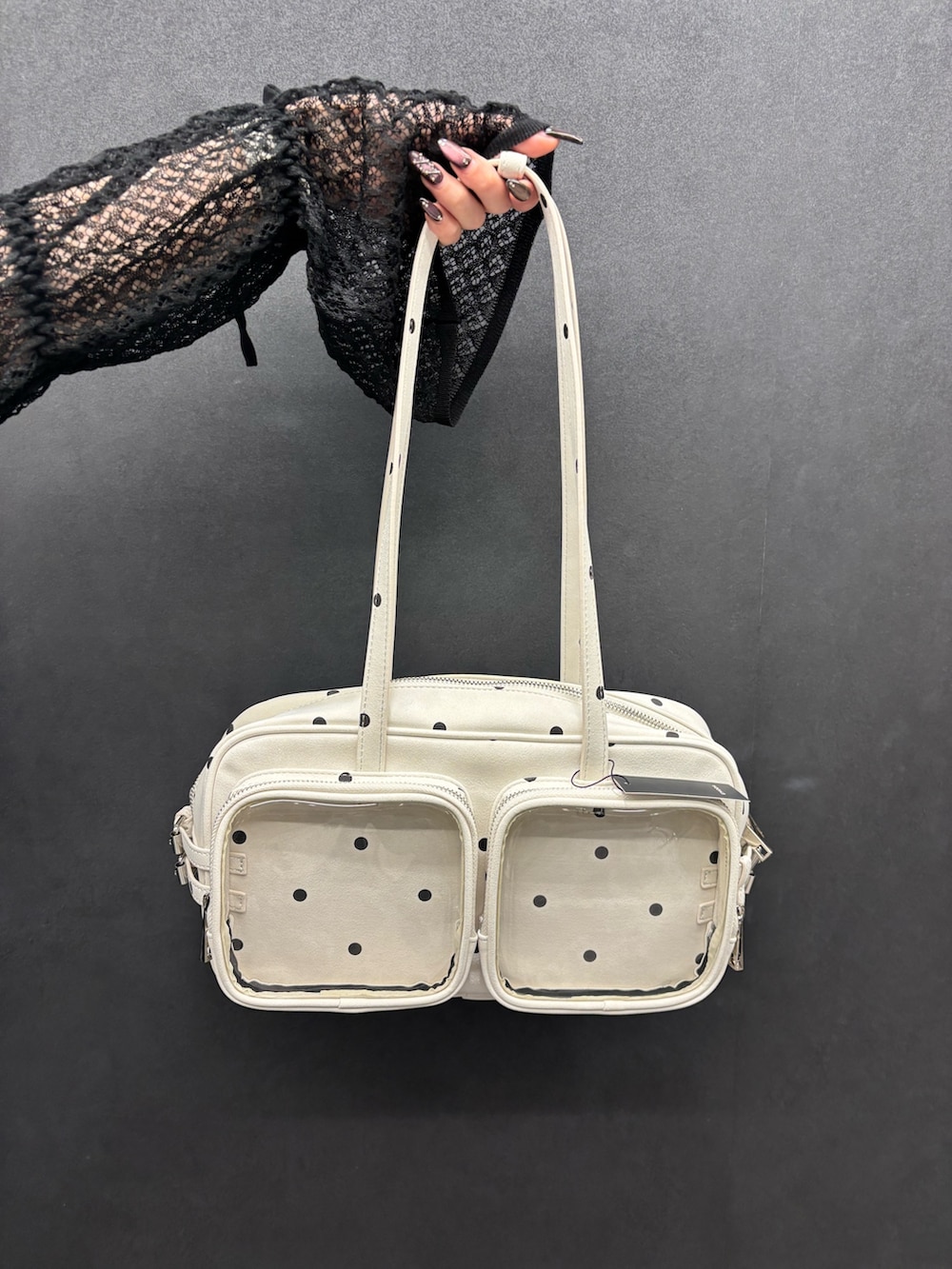 ブラック系のTシャツ/カットソー、ブルー系のデニムパンツ、ブラック系のサンダルを着用したレディースの春コーディネートの6枚目の写真