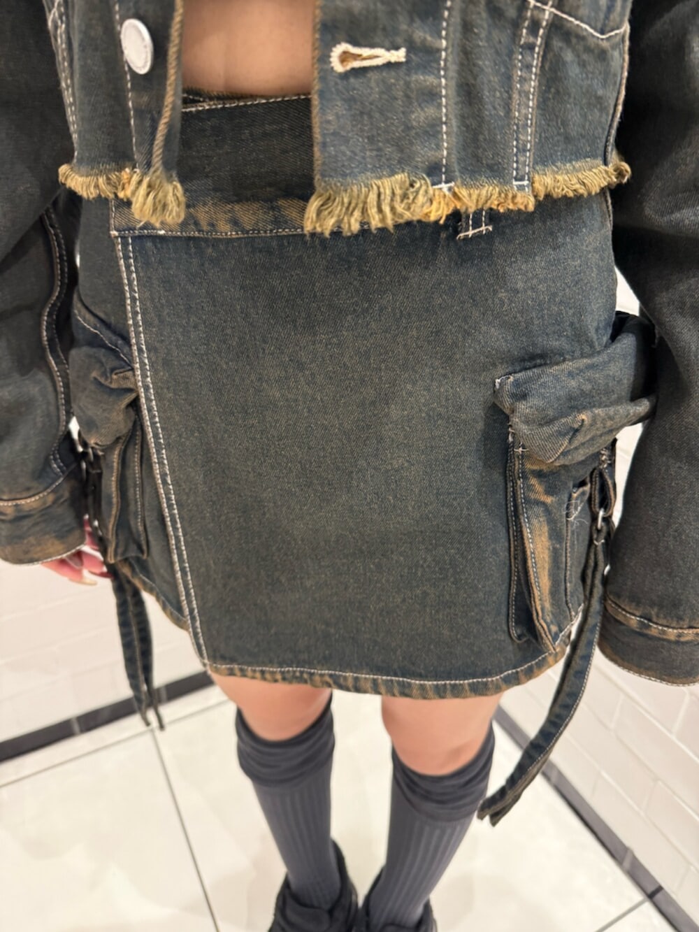 ブラック系のスニーカー、ブルー系のデニムジャケット、ブルー系のその他パンツを着用したレディースの冬コーディネートの5枚目の写真