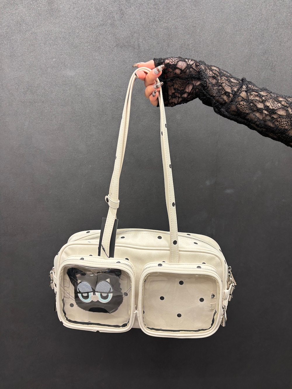 ブラック系のTシャツ/カットソー、ブルー系のデニムパンツ、ホワイト系のショルダーバッグを着用したレディースの春コーディネートの7枚目の写真