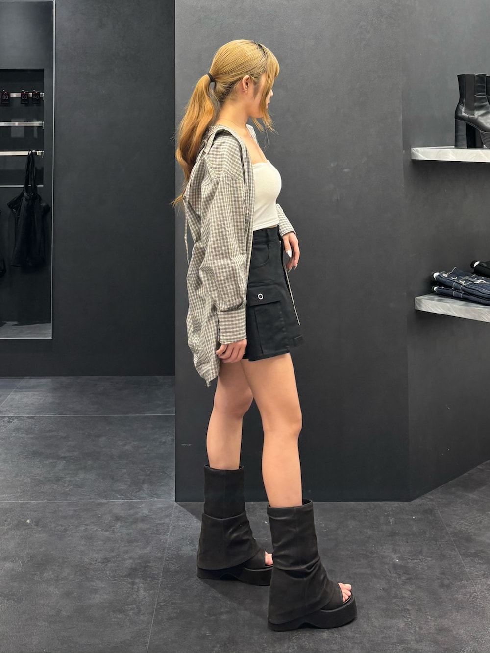 ベージュ系のシャツ/ブラウス、ホワイト系のキャミソール、ブラック系のスカートを着用したレディースの春コーディネートの2枚目の写真