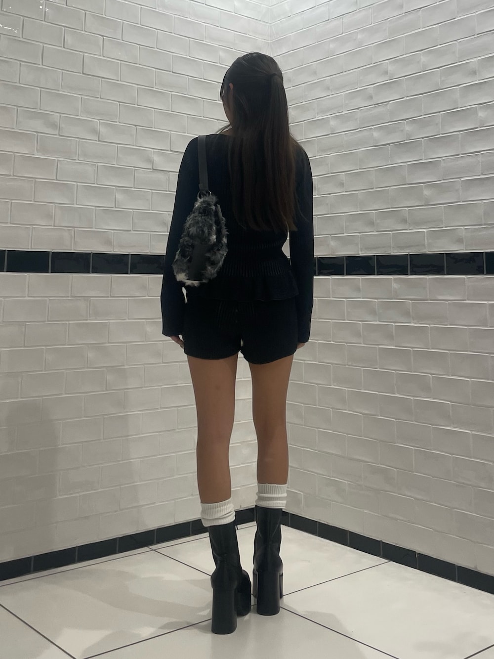 ブラック系のニット/セーター、ブラック系のその他パンツ、ブラック系のショルダーバッグを着用したレディースの秋コーディネートの3枚目の写真