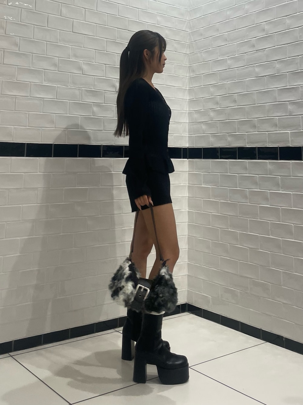 ブラック系のニット/セーター、ブラック系のその他パンツ、ブラック系のショルダーバッグを着用したレディースの秋コーディネートの2枚目の写真