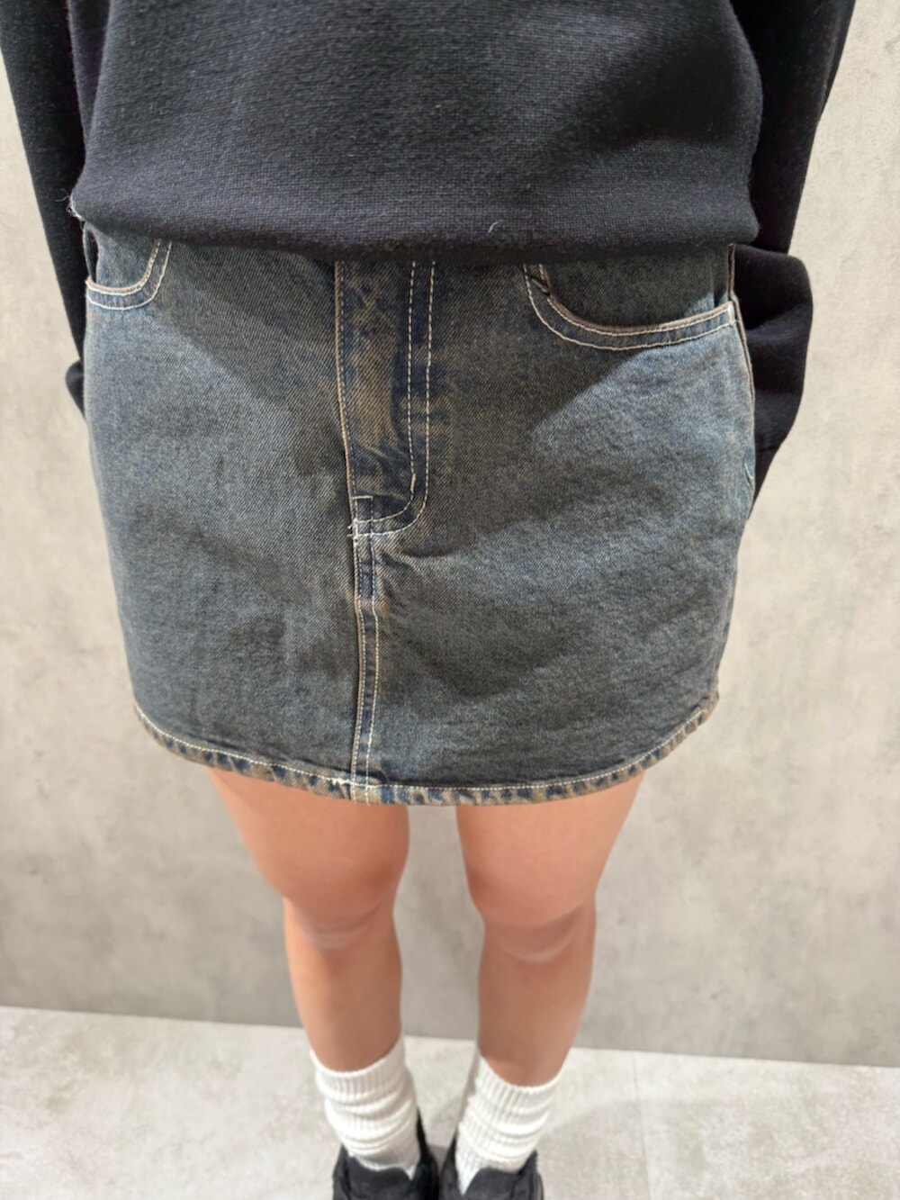 ブラック系のスニーカー、ブラック系のシャツ/ブラウス、ブルー系のスカートを着用したレディースの冬コーディネートの5枚目の写真