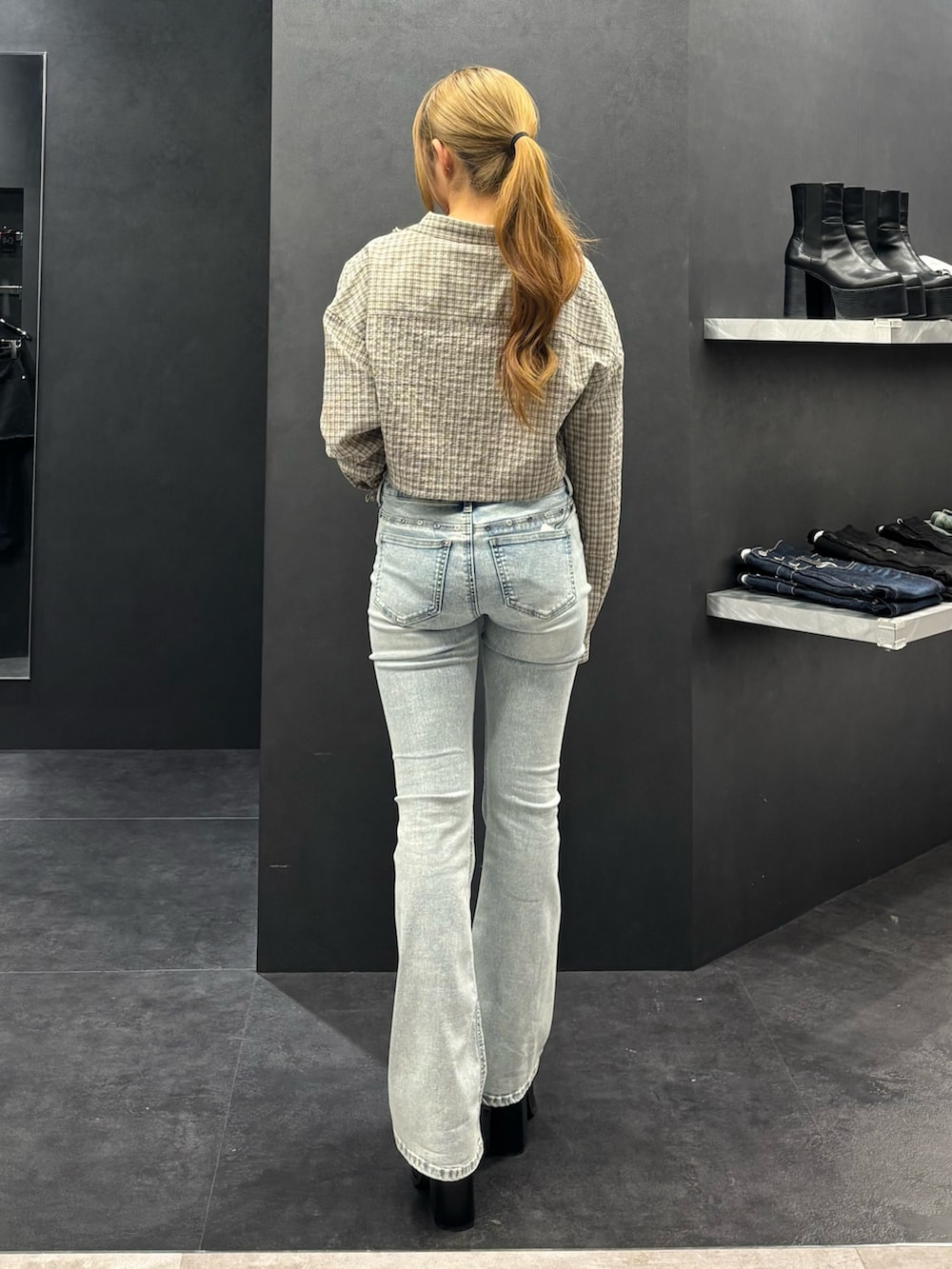 ベージュ系のシャツ/ブラウス、ホワイト系のキャミソール、ブルー系のデニムパンツを着用したレディースの春コーディネートの3枚目の写真