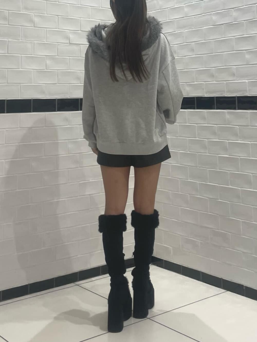 ブラック系のその他パンツ、グレー系のパーカー、ホワイト系のブーツを着用したレディースの秋コーディネートの3枚目の写真