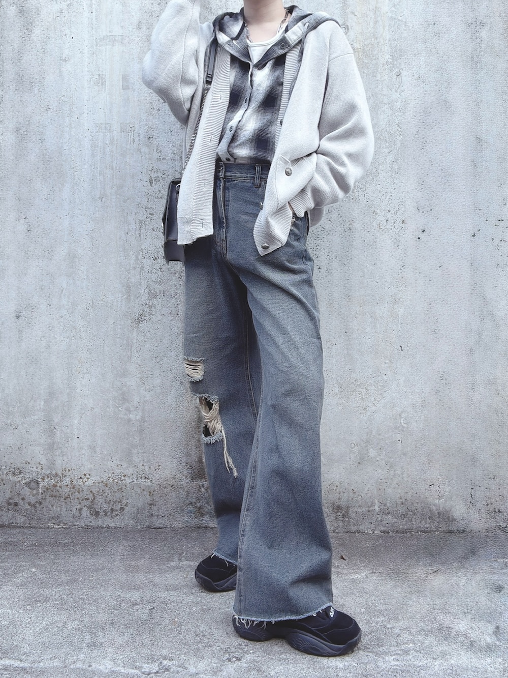 グレー系のカーディガン/ボレロ、ブラック系のシャツ/ブラウス、グレー系のタンクトップを着用したメンズの秋コーディネートの2枚目の写真