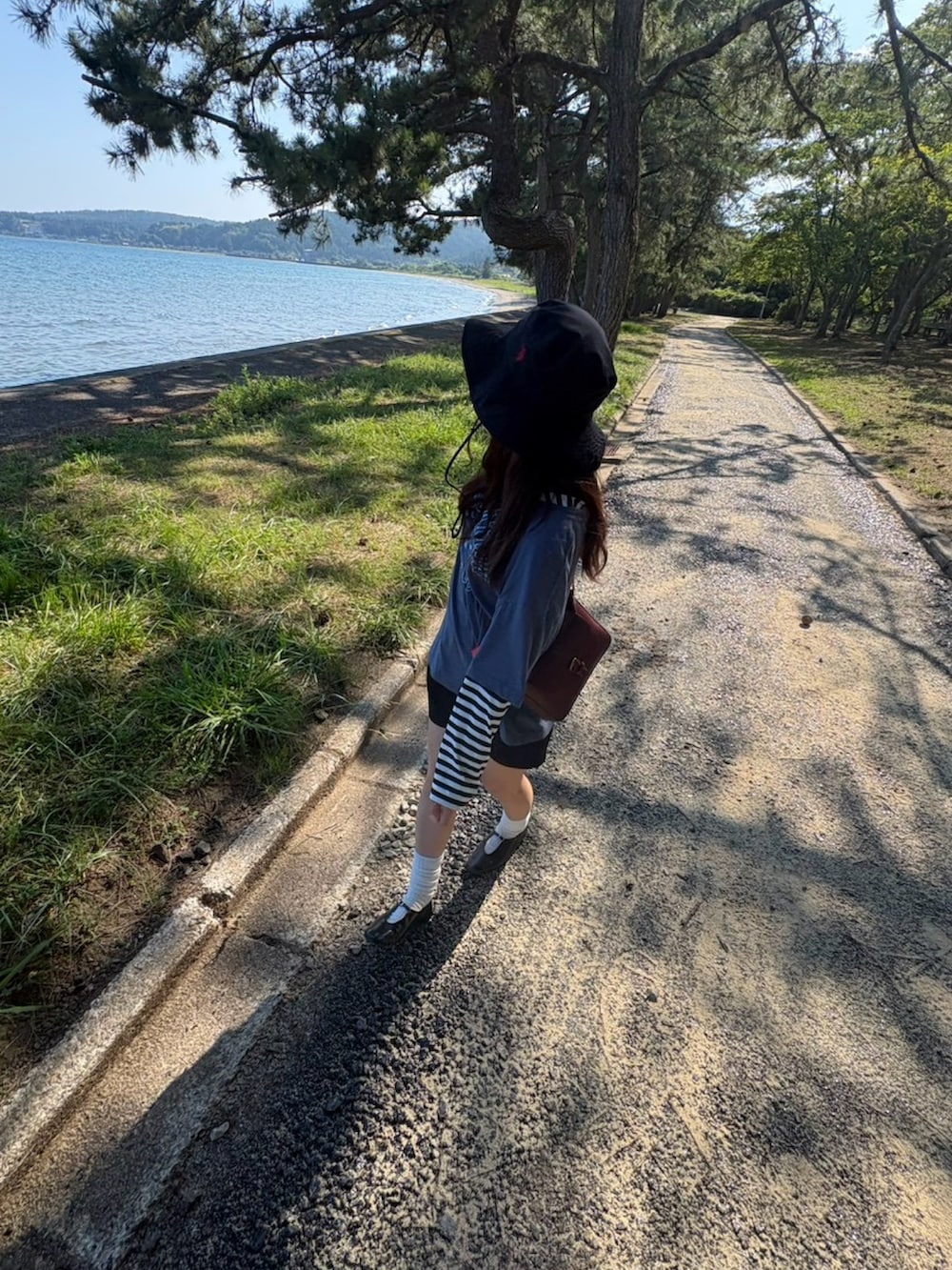 ブルー系のTシャツ/カットソーを着用したレディースの夏コーディネートの2枚目の写真