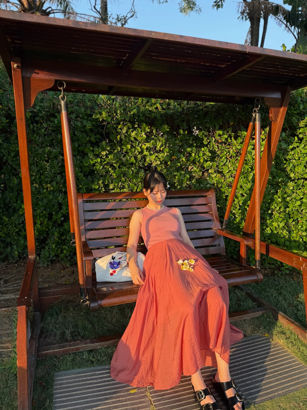 ピンク系のジャンパースカート、ブラック系のサンダルを着用したレディースの冬コーディネートの3枚目の写真