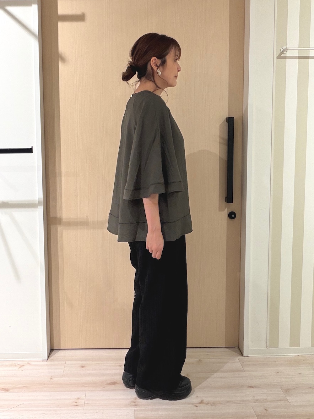 グリーン系のシャツ/ブラウス、ブラック系のその他パンツ、ベージュ系のショルダーバッグを着用したレディースの夏コーディネートの4枚目の写真