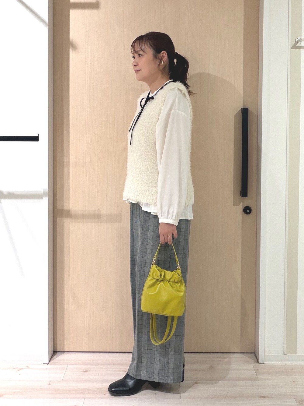 ホワイト系のベスト、ホワイト系のシャツ/ブラウス、グレー系のその他パンツを着用したレディースの秋コーディネートの2枚目の写真