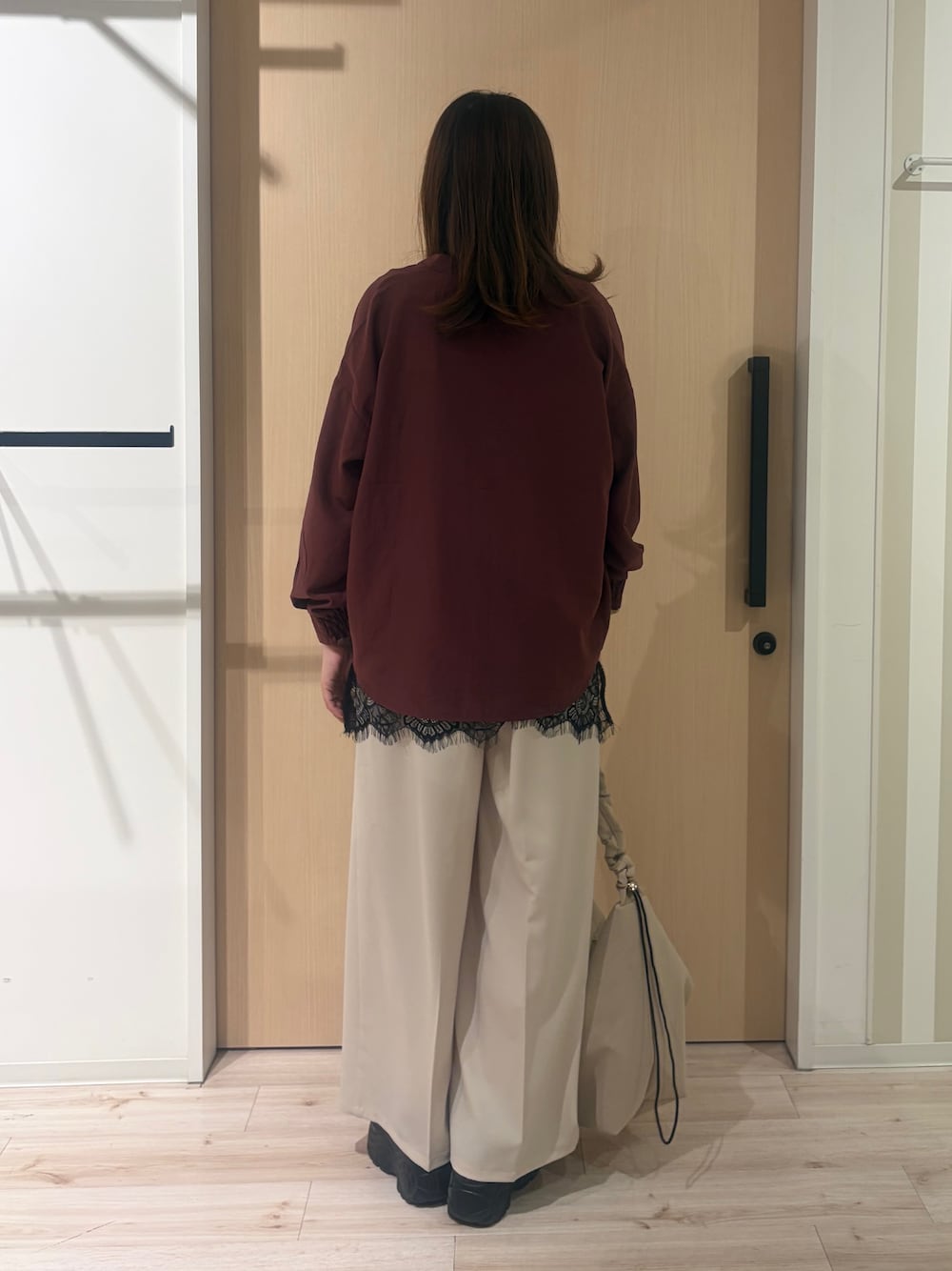 レッド系のシャツ/ブラウス、ブラック系のタンクトップ、ベージュ系のその他パンツを着用したレディースの秋コーディネートの3枚目の写真