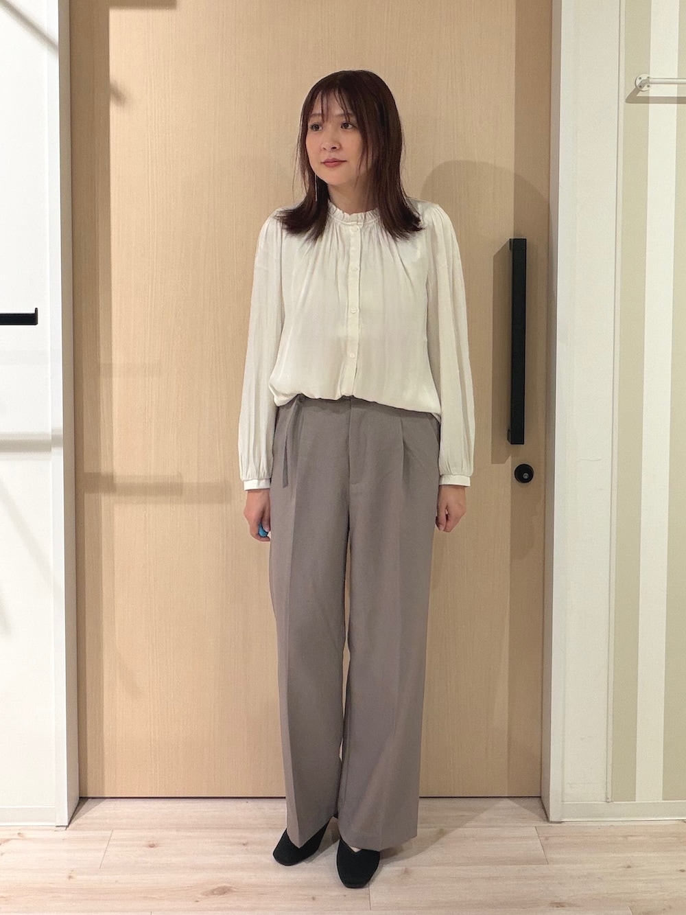 ブラウン系のノーカラージャケット、ホワイト系のシャツ/ブラウス、ブラウン系のその他パンツを着用したレディースの秋コーディネートの4枚目の写真