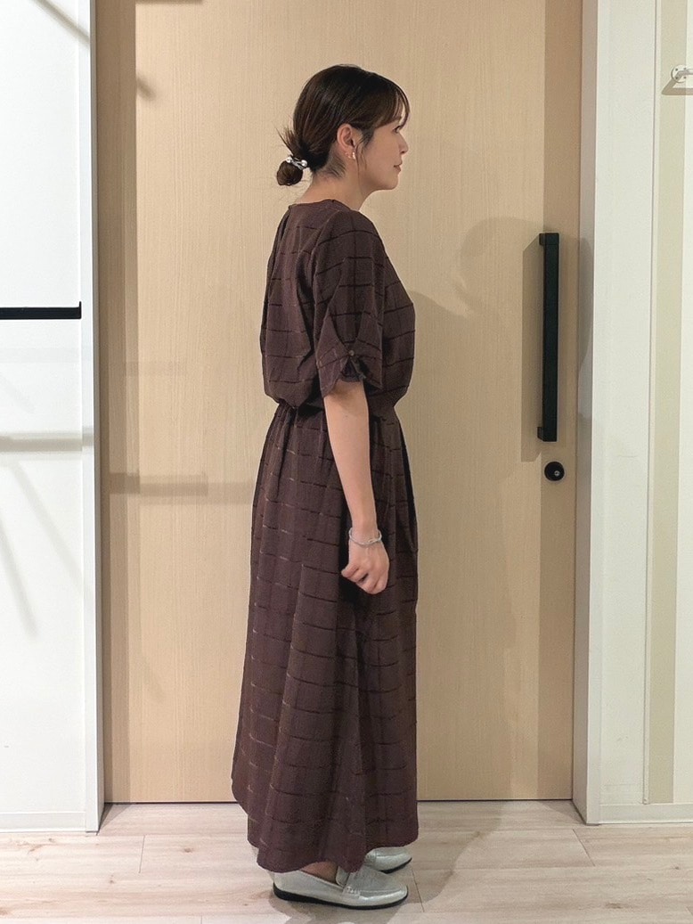 ブラウン系のシャツ/ブラウス、ブラウン系のスカート、シルバー系のパンプスを着用したレディースの夏コーディネートの4枚目の写真