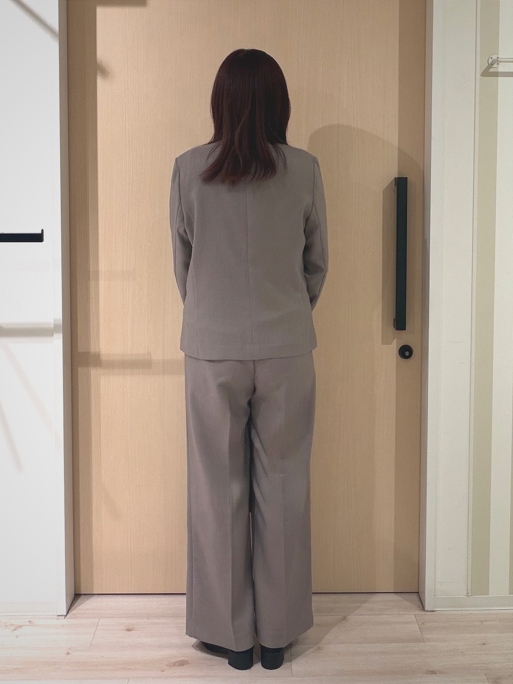 ブラウン系のノーカラージャケット、ホワイト系のシャツ/ブラウス、ブラウン系のその他パンツを着用したレディースの秋コーディネートの3枚目の写真