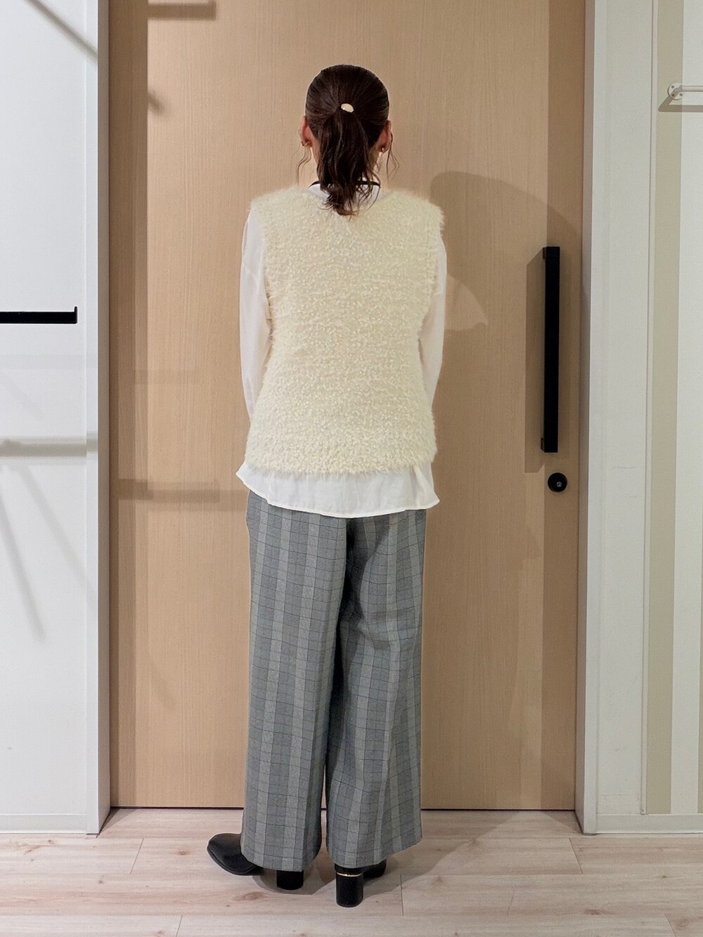ホワイト系のベスト、ホワイト系のシャツ/ブラウス、グレー系のその他パンツを着用したレディースの秋コーディネートの3枚目の写真