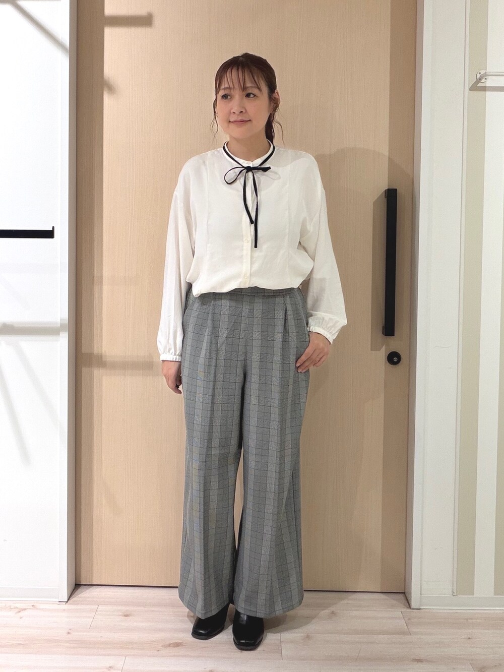 ホワイト系のベスト、ホワイト系のシャツ/ブラウス、グレー系のその他パンツを着用したレディースの秋コーディネートの6枚目の写真