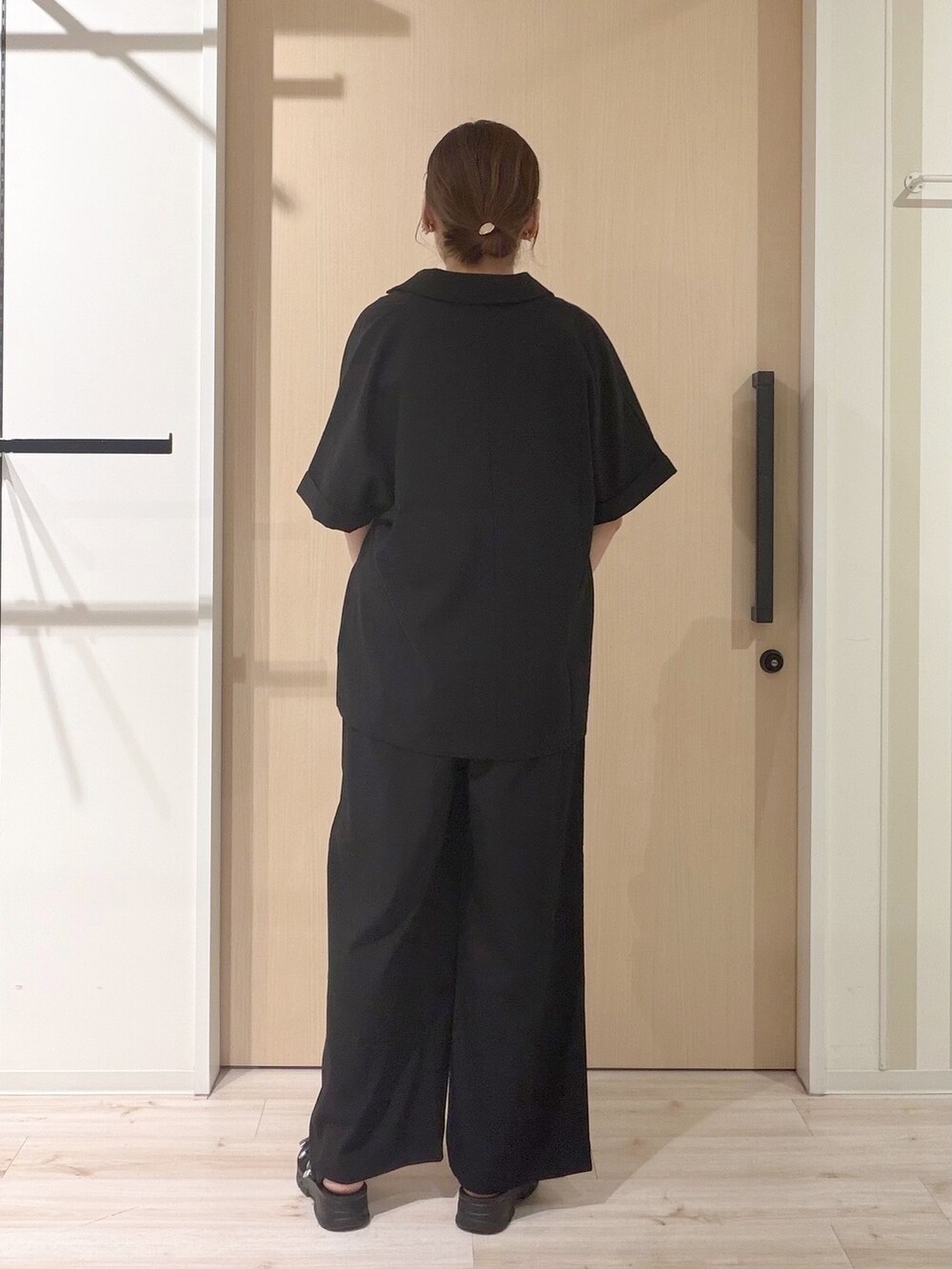 ブラック系のテーラードジャケット、ホワイト系のTシャツ/カットソー、ブラック系のその他パンツを着用したレディースの春コーディネートの3枚目の写真