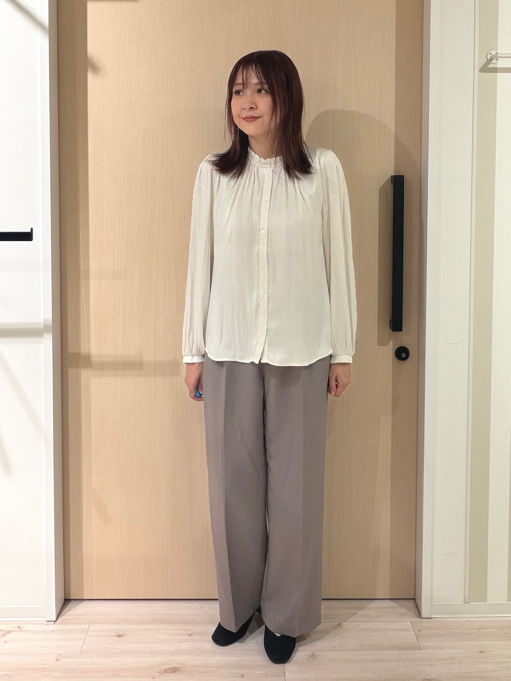 ブラウン系のノーカラージャケット、ホワイト系のシャツ/ブラウス、ブラウン系のその他パンツを着用したレディースの秋コーディネートの5枚目の写真