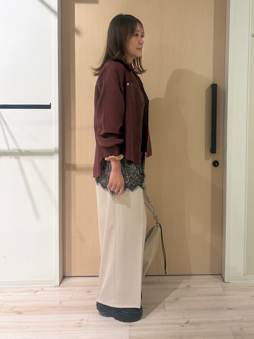 レッド系のシャツ/ブラウス、ブラック系のタンクトップ、ベージュ系のその他パンツを着用したレディースの秋コーディネートの4枚目の写真