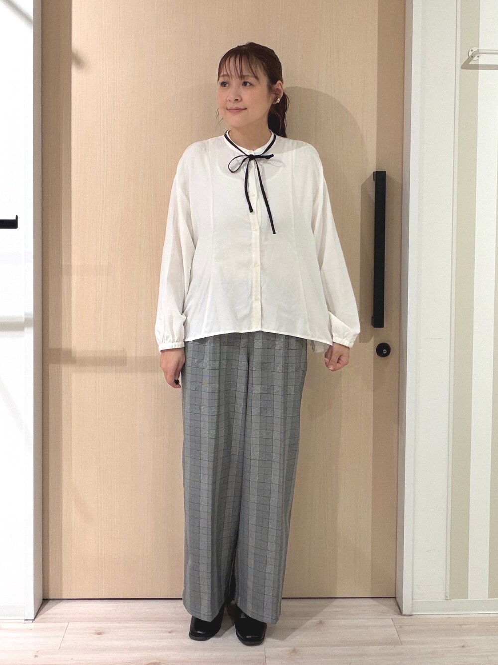 ホワイト系のベスト、ホワイト系のシャツ/ブラウス、グレー系のその他パンツを着用したレディースの秋コーディネートの5枚目の写真