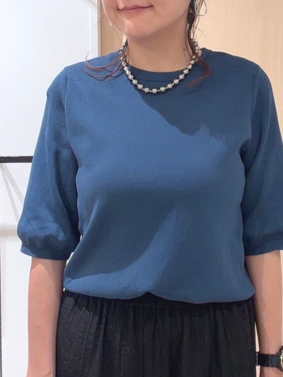 ブルー系のニット/セーター、ブラック系のその他パンツ、ピンク系のショルダーバッグを着用したレディースの秋コーディネートの5枚目の写真