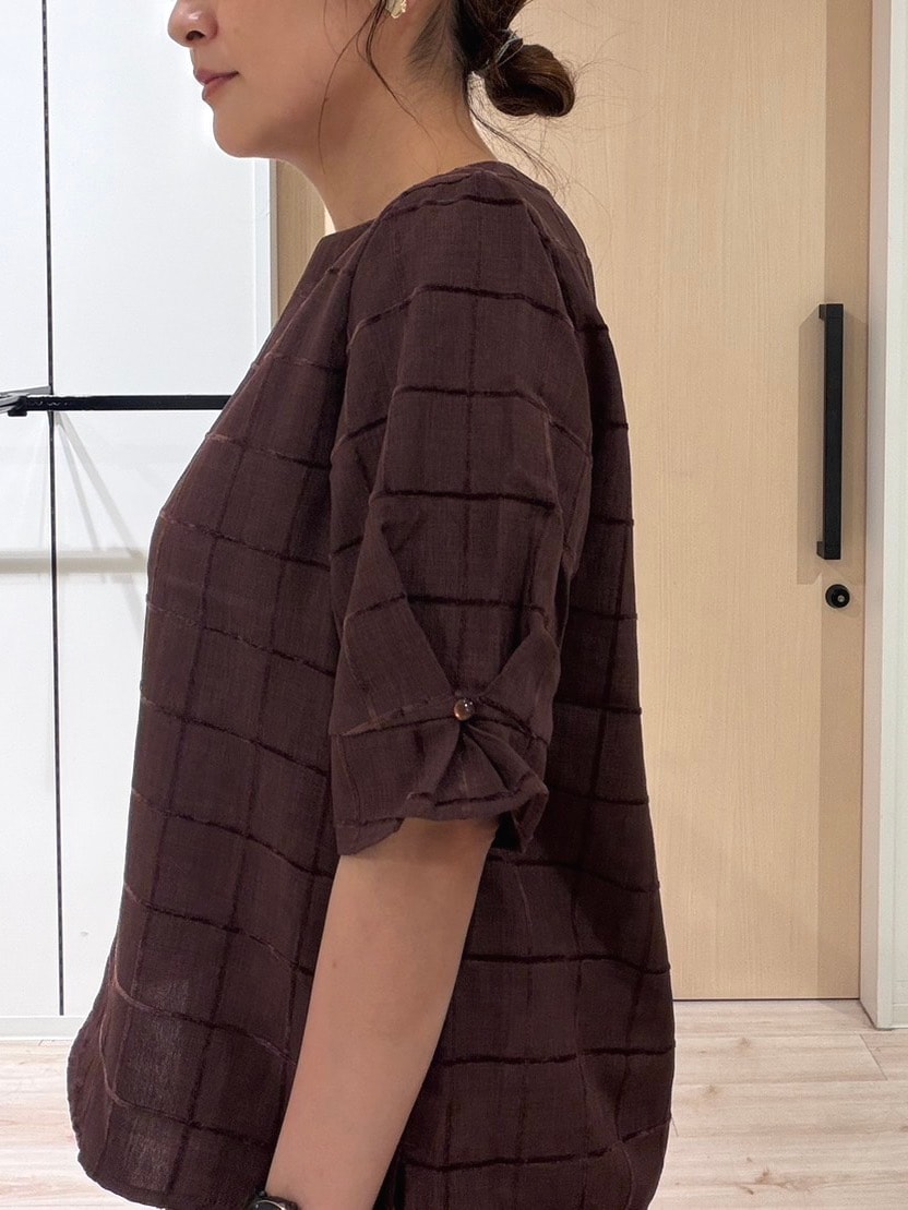 ブラウン系のシャツ/ブラウス、ブラウン系のスカート、シルバー系のパンプスを着用したレディースの夏コーディネートの5枚目の写真