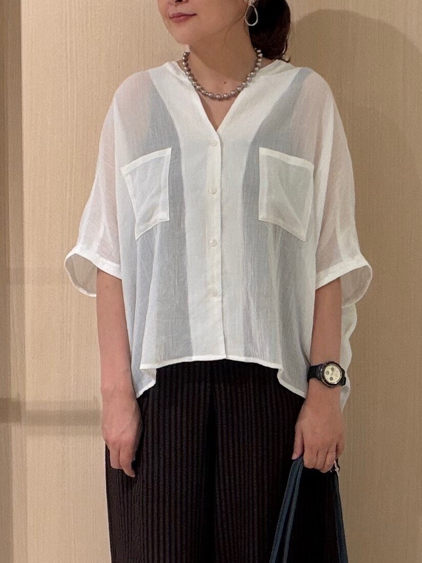 ホワイト系のシャツ/ブラウス、ブラウン系のその他パンツを着用したレディースの夏コーディネートの5枚目の写真